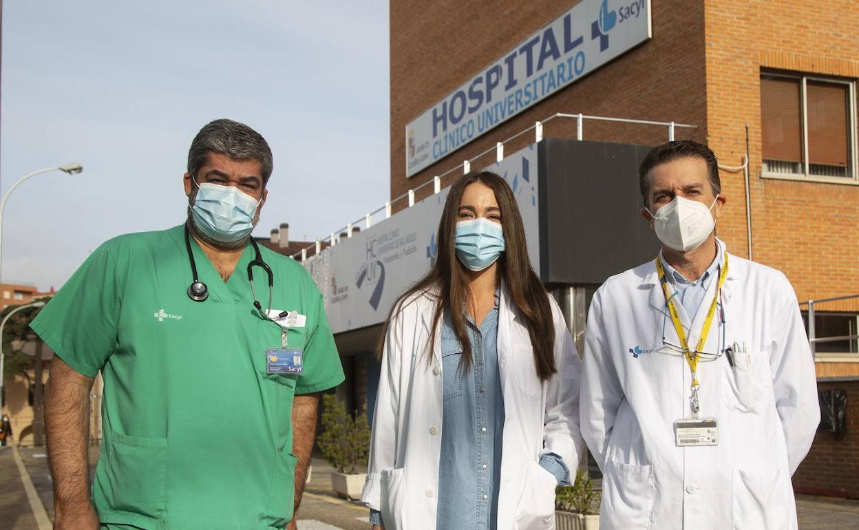 Los doctores Carlos Dueñas (internista), Jara Valtueña (dermatóloga) y Gerardo Martínez (anatomopatólogo), en el Clínico de Valladolid.. 