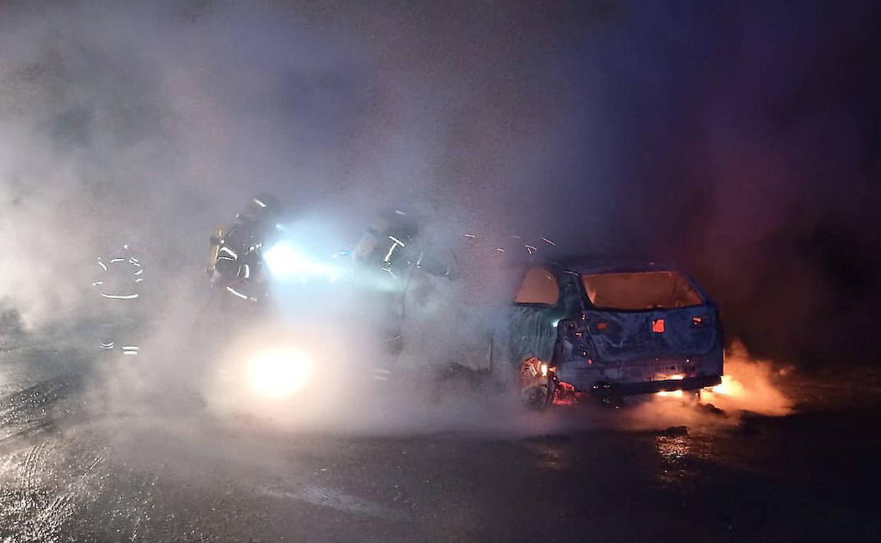 El turismo incendiado por la banda del BMW en Simancas tras los golpes del lunes.