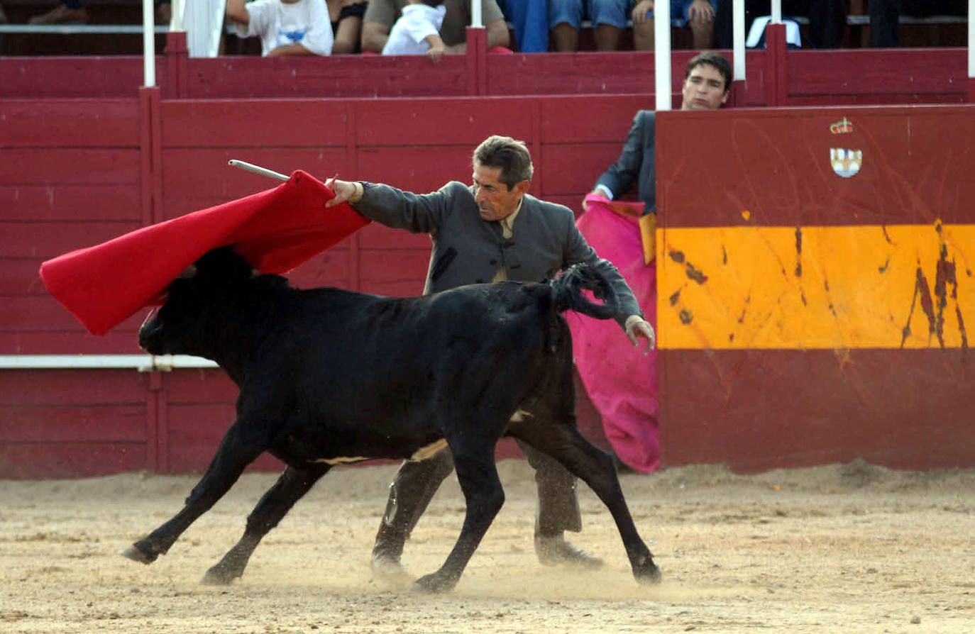 10.09.06 Durante una faena en la plaza de Benavente.