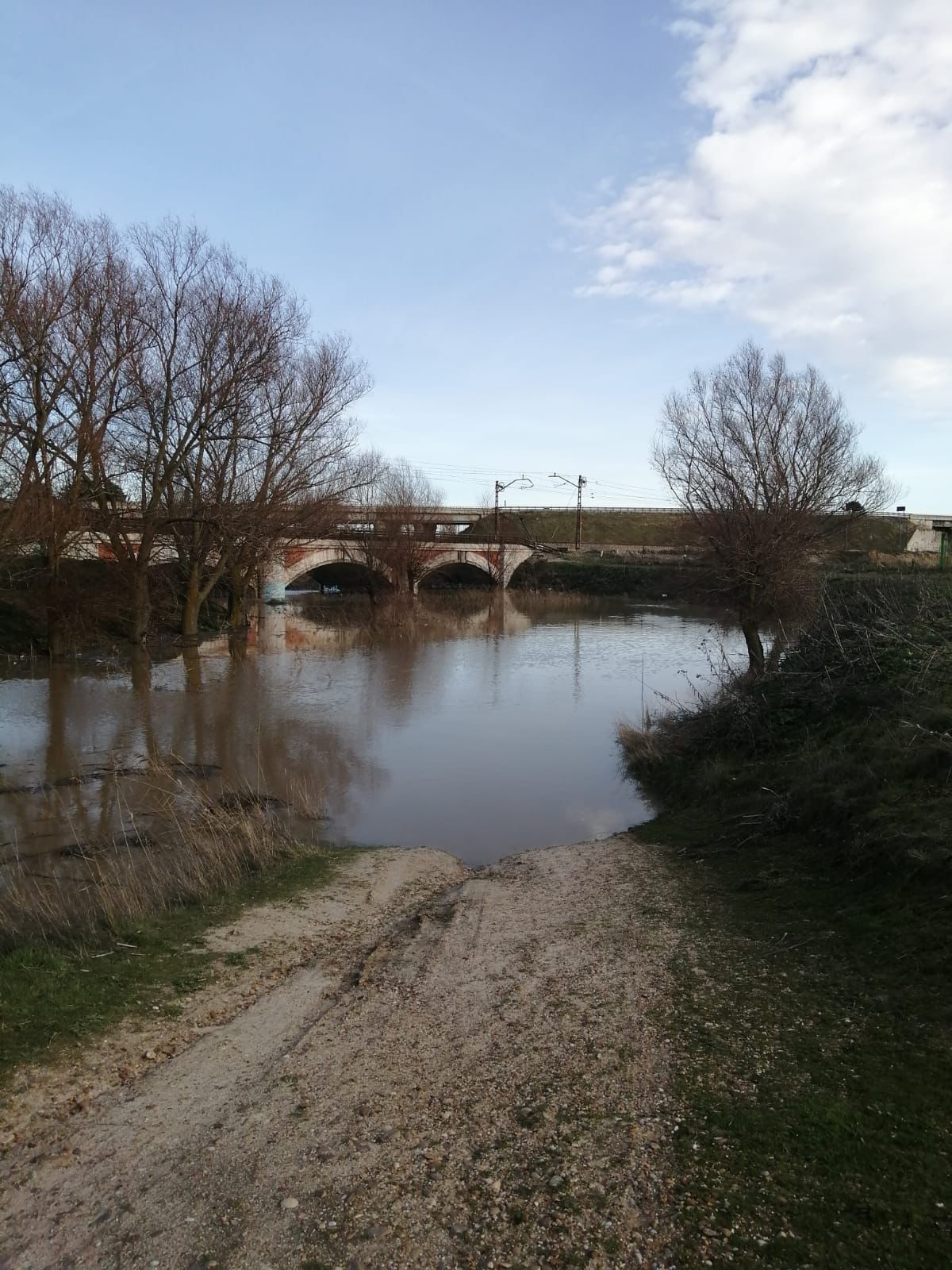 El río Zapardiel, normalmente no tiene agua en esta zona.