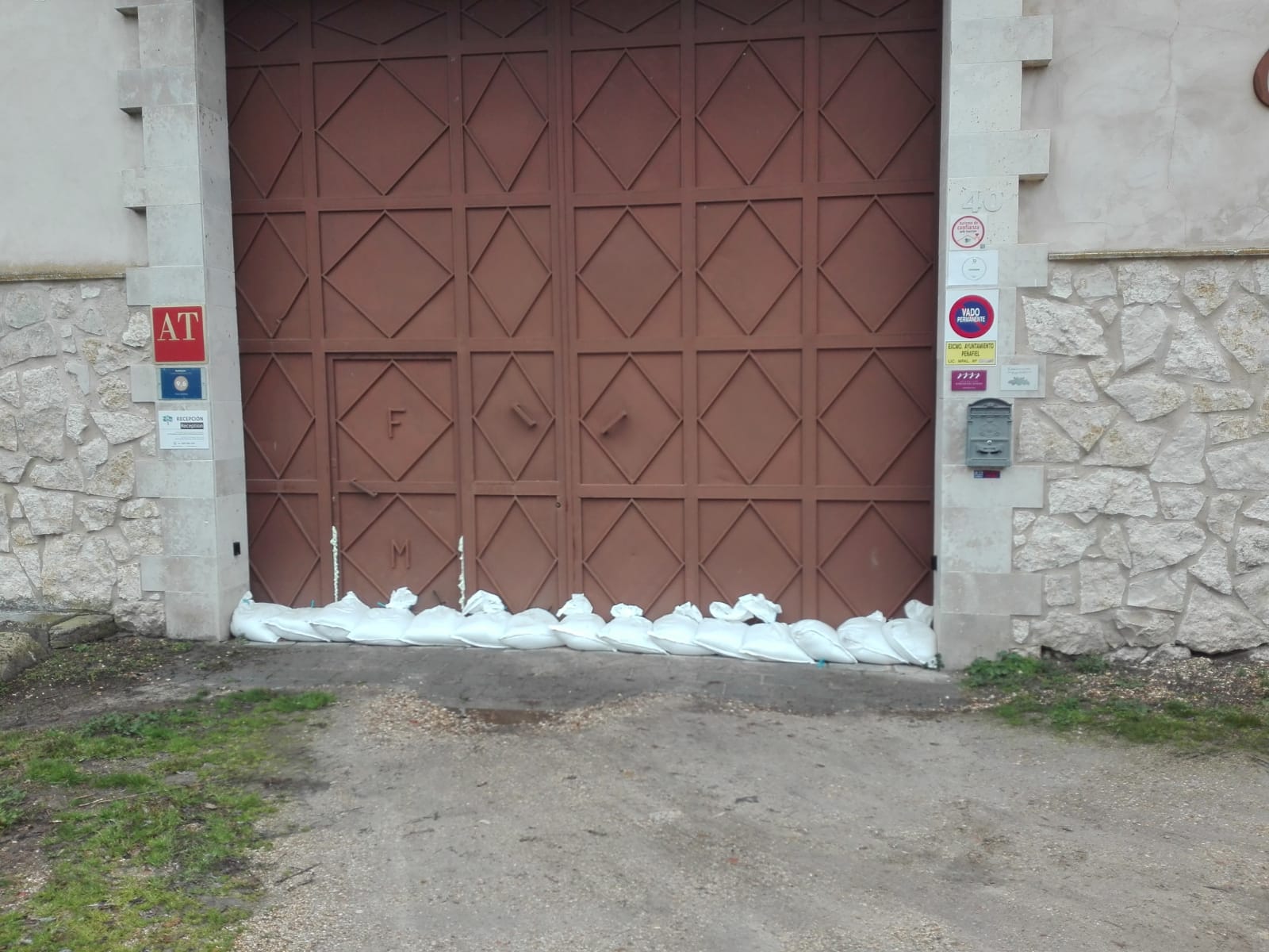 Sacos de arena para evitar la entrada del agua del Duratón en Peñafiel.