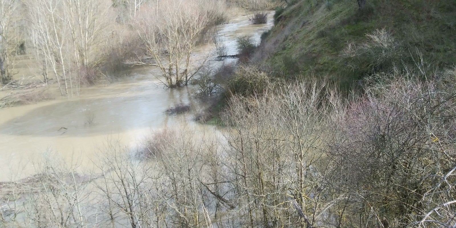 Río Eresma a su paso por el puente medieval conocido como Puente Mediana en Hornillos de Eresma junto a la desembocadura del arroyo Sangujero.