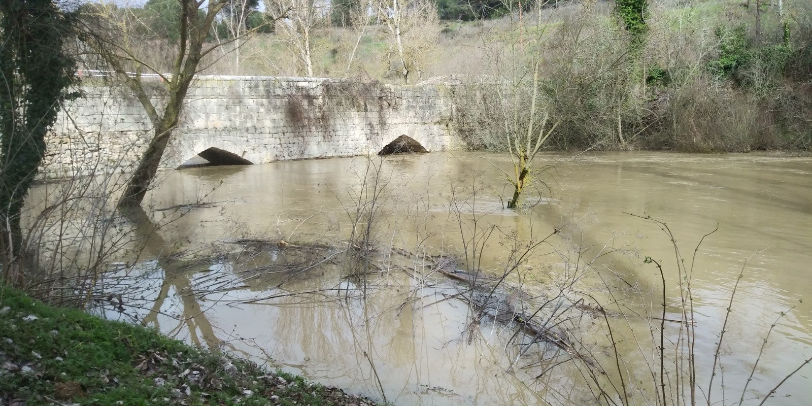 Río Eresma a su paso por el puente medieval conocido como Puente Mediana en Hornillos de Eresma junto a la desembocadura del arroyo Sangujero.