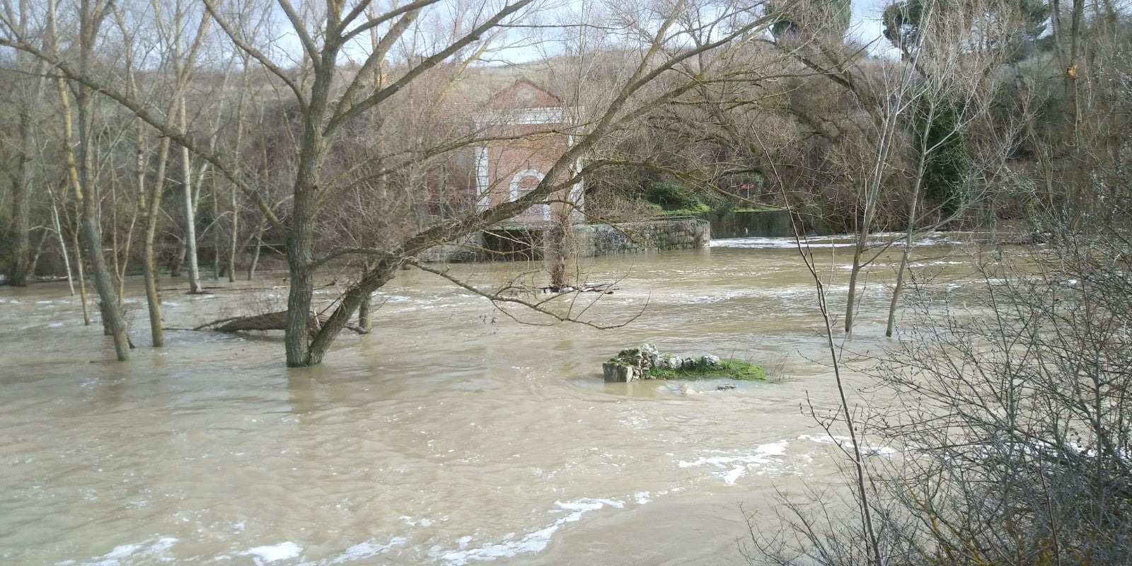 Río Eresma a su paso por el azud del molino nuevo de Valviadero entre Olmedo y Alcazarén.