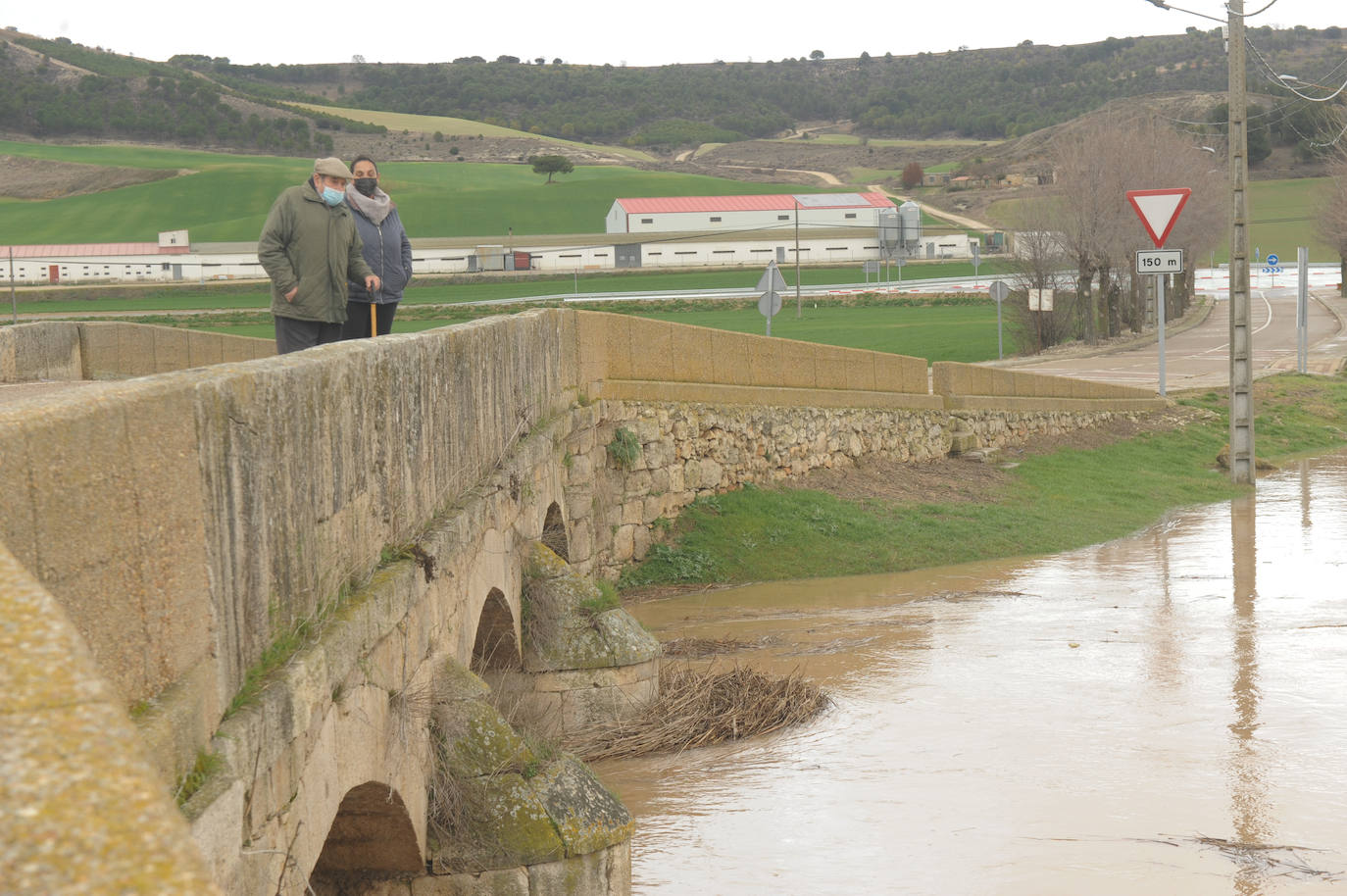 El Esgueva, desbordado en Olmos.