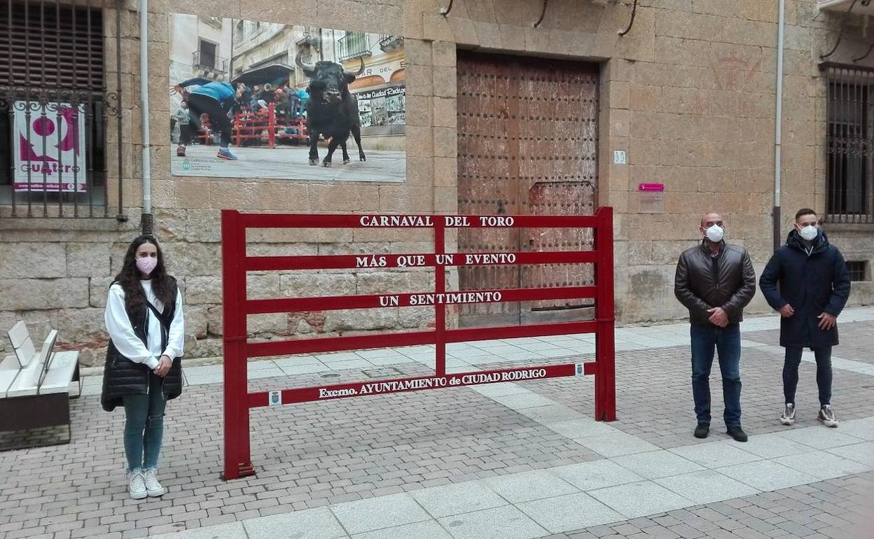 Paola Martín, Ramón Sastre y Víctor Gómez, junto a una de las agujas colocada en la calle Madrid. 