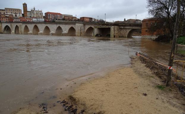 El Duero, ligeramente desbordado, junto al puente de Tordesillas.