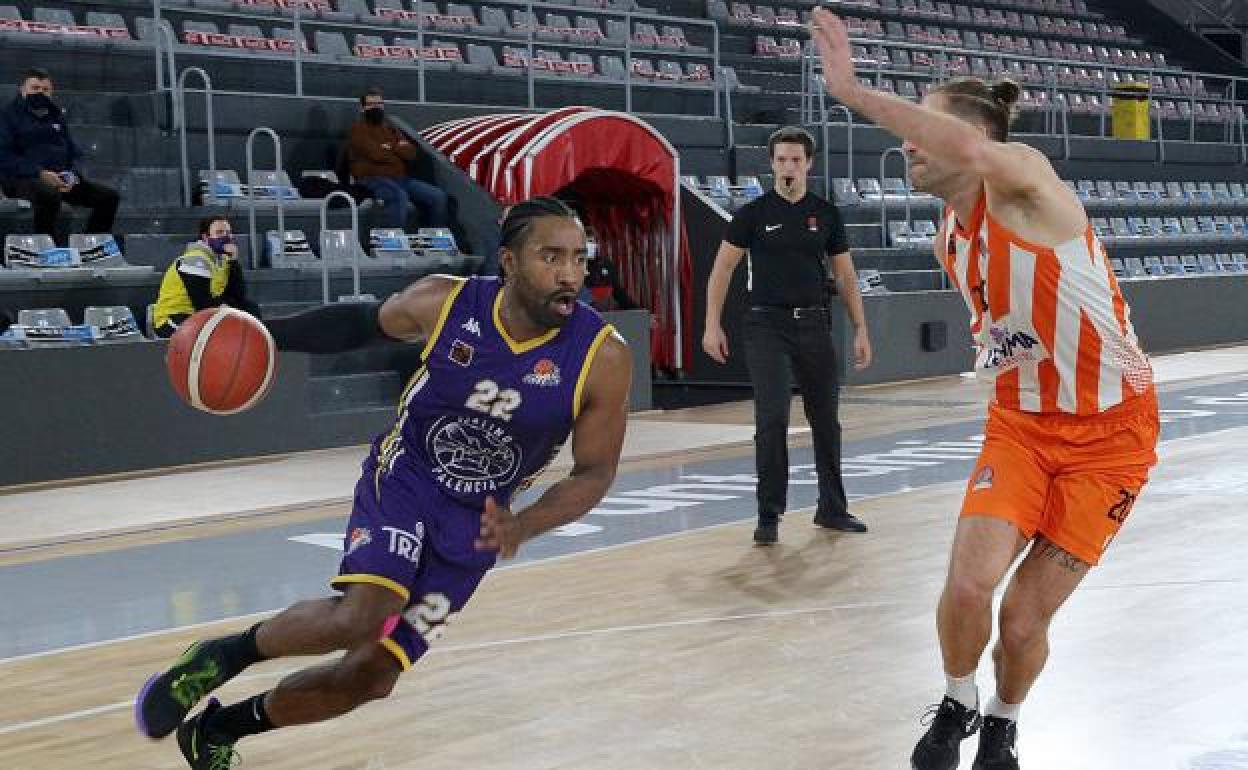 Preston Purifoy intenta entrar a canasta en el partido disputado esta tarde en el Pabellón. 