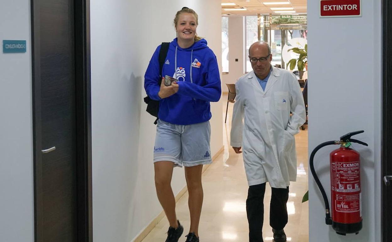 Emese Hof, antes de someterse a un reconocimiento médico. 