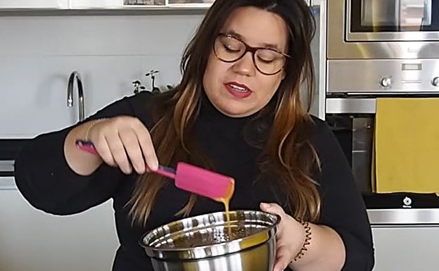 Imagen principal - Bizcocho con aceite esencial de limón