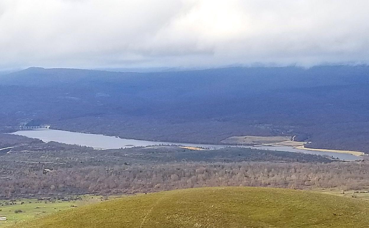 La presa de Castrovido ya ha podido retener agua, nieve y deshielos en este 2021.