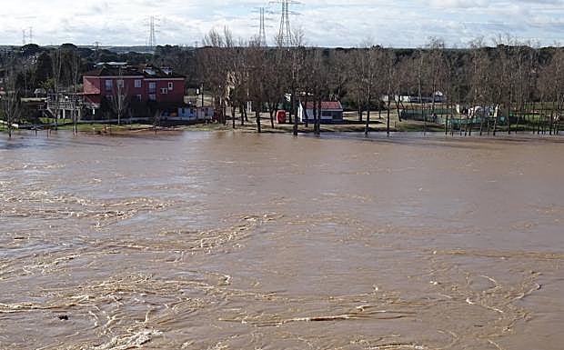 El Duero roza las instalaciones del hotel Doña Carmen y del camping de Tordesillas.