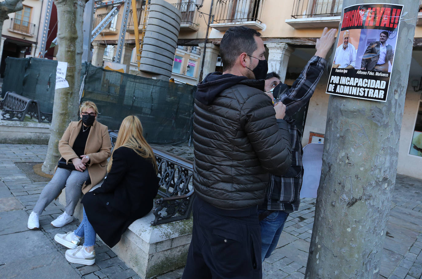 Los protestantes portaron una mascarilla como grilletes y pegaron carteles pidiendo dimisiones y poder trabajar.