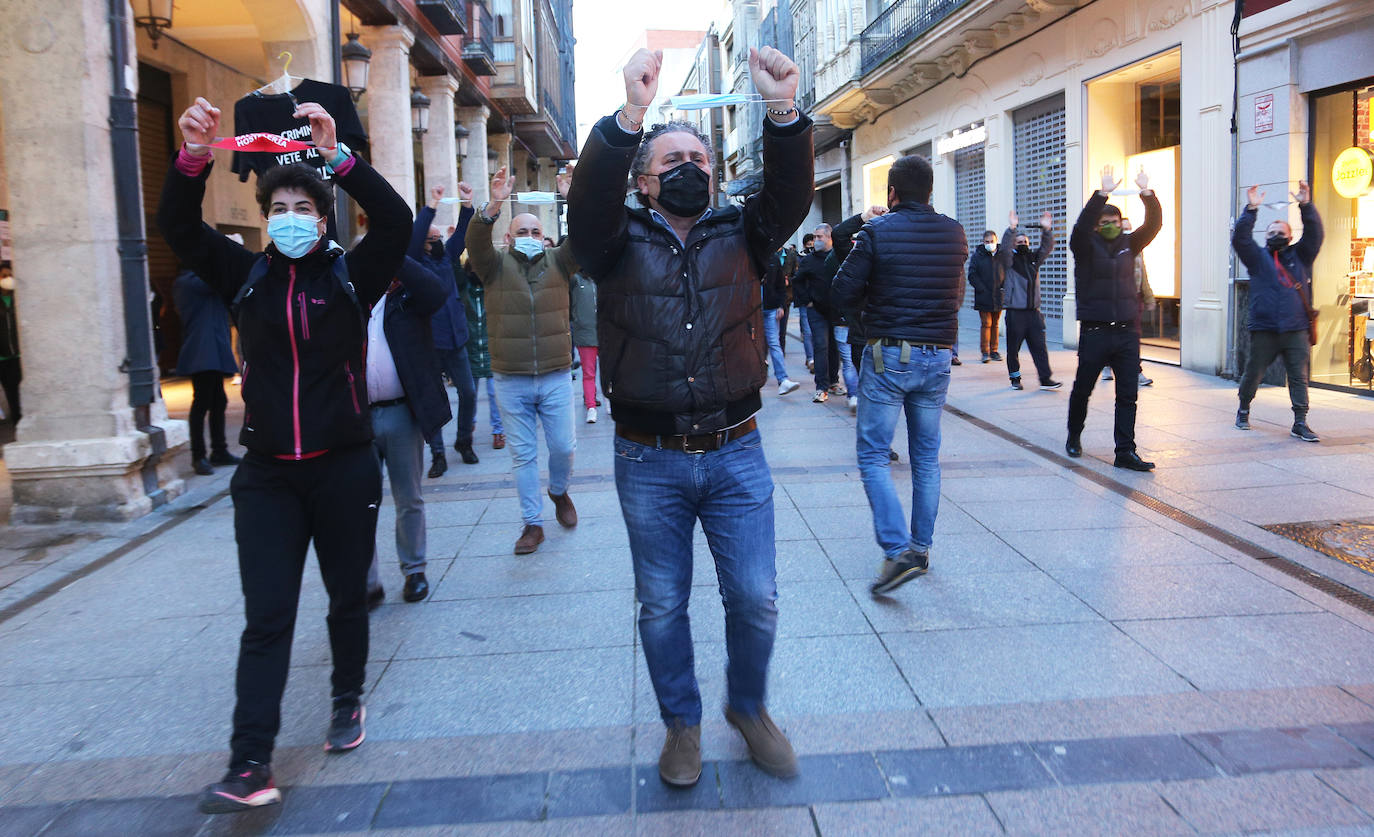 Los protestantes portaron una mascarilla como grilletes y pegaron carteles pidiendo dimisiones y poder trabajar.
