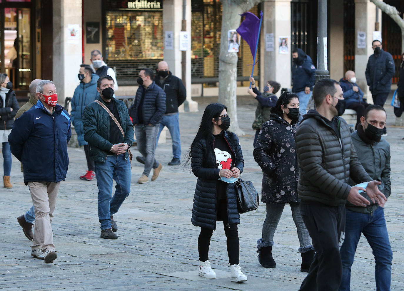 Los protestantes portaron una mascarilla como grilletes y pegaron carteles pidiendo dimisiones y poder trabajar.