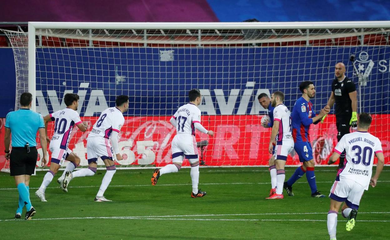 Roque marca de penalti, con Díaz de Mera a u nlado de la imagen. 