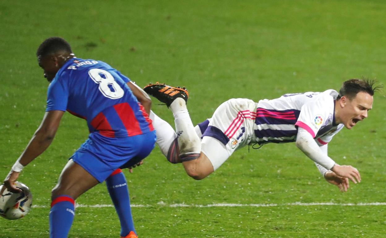 Roque Mesa, uno de los destacados, cae ante la entrada de Diop. 