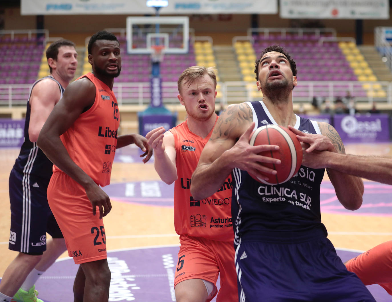 Partido entre el Clínica Sur-Aspasia y el Liberbank Oviedo.