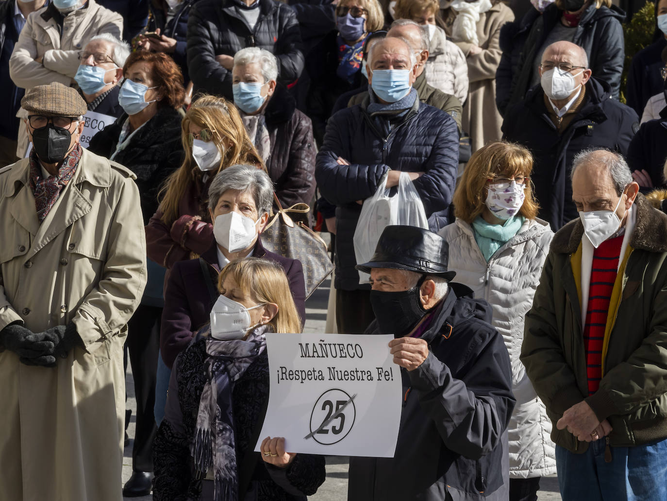 Fotos: Medio millar de personas se manifetan en Valladolid por el aforo de las iglesias