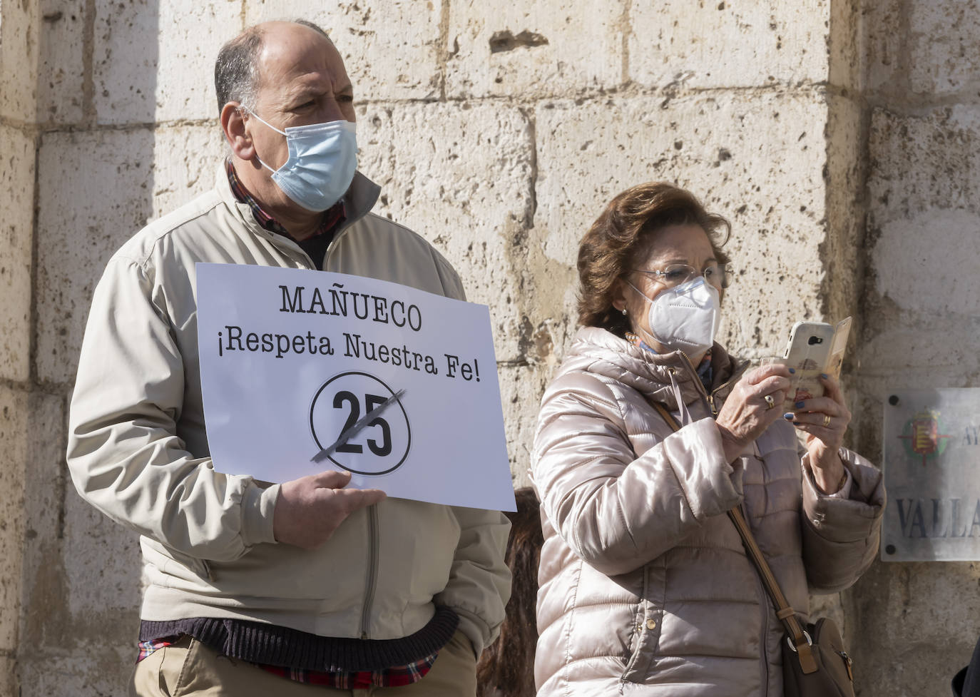 Fotos: Medio millar de personas se manifetan en Valladolid por el aforo de las iglesias