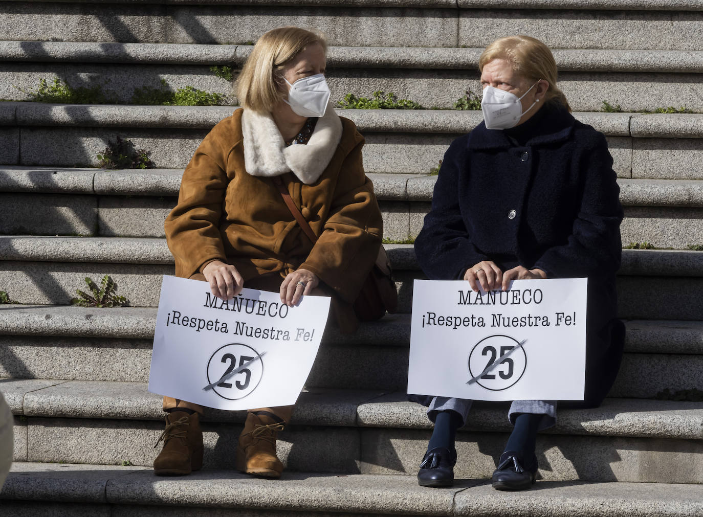 Fotos: Medio millar de personas se manifetan en Valladolid por el aforo de las iglesias