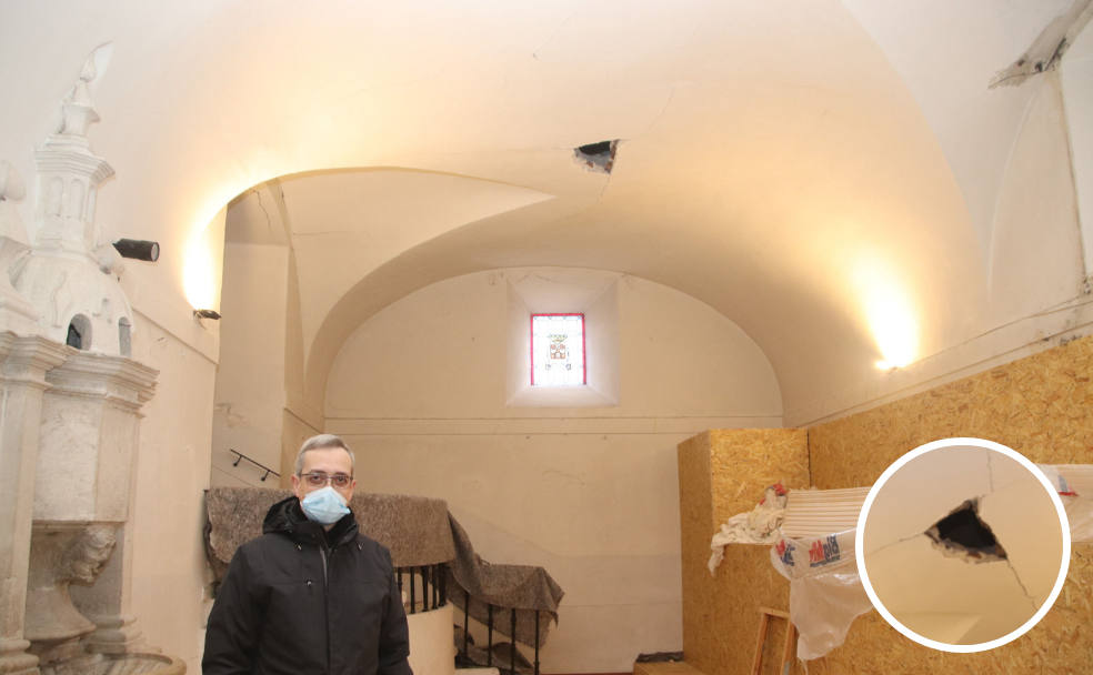 El rector del Santuario de El Henar, Carlos García, en la sacristía, con parte del mobiliario ya cubierto.