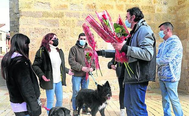 El alcalde, Juan José Nevares, reparte flores entre los vecinos que acudieron a secundar el repique. 