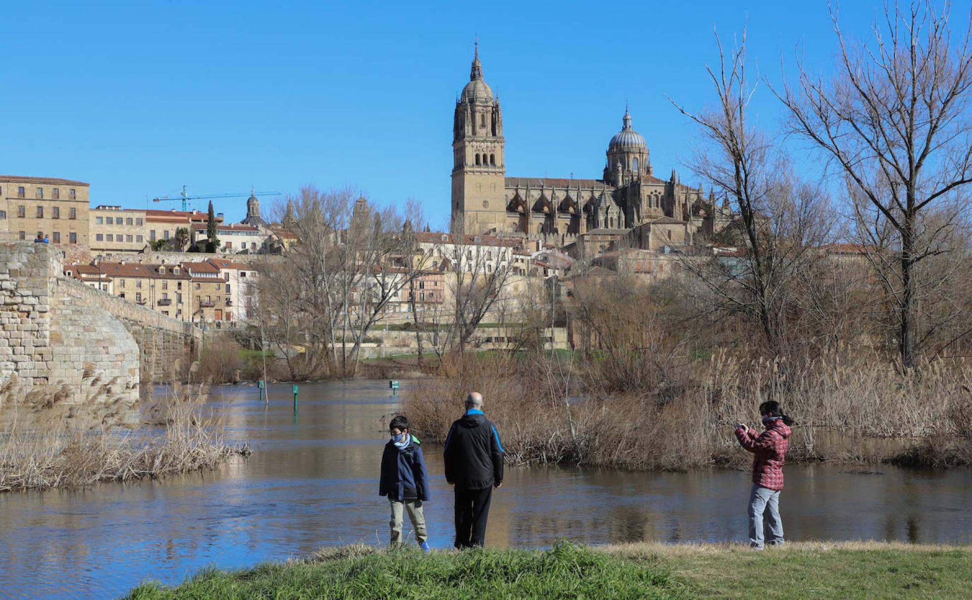 Una familia se fotografía en la orilla del Tormes.