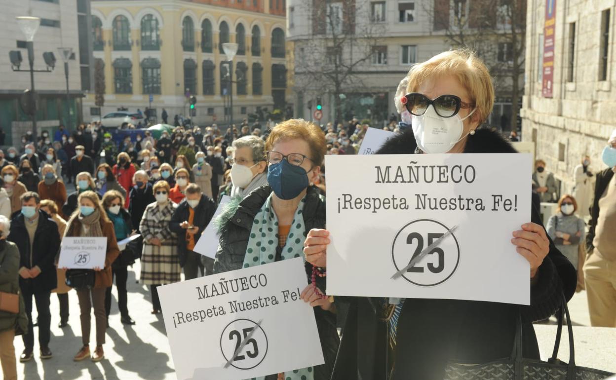 Un grupo de participantes en la protesta frente a la iglesia de San Benito. 