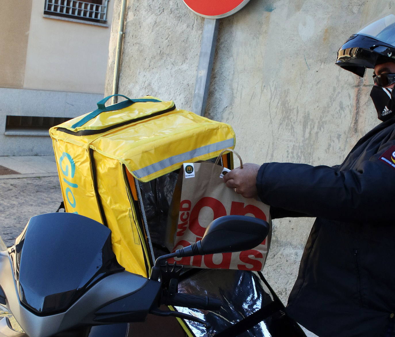 La comida para llevar no salva a los hosteleros de facturar un 85% menos de lo habitual