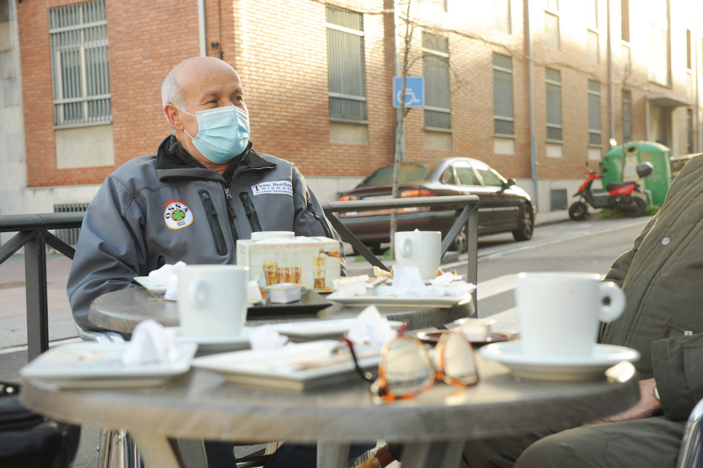 Desayunos en una terraza de Valladolid. 