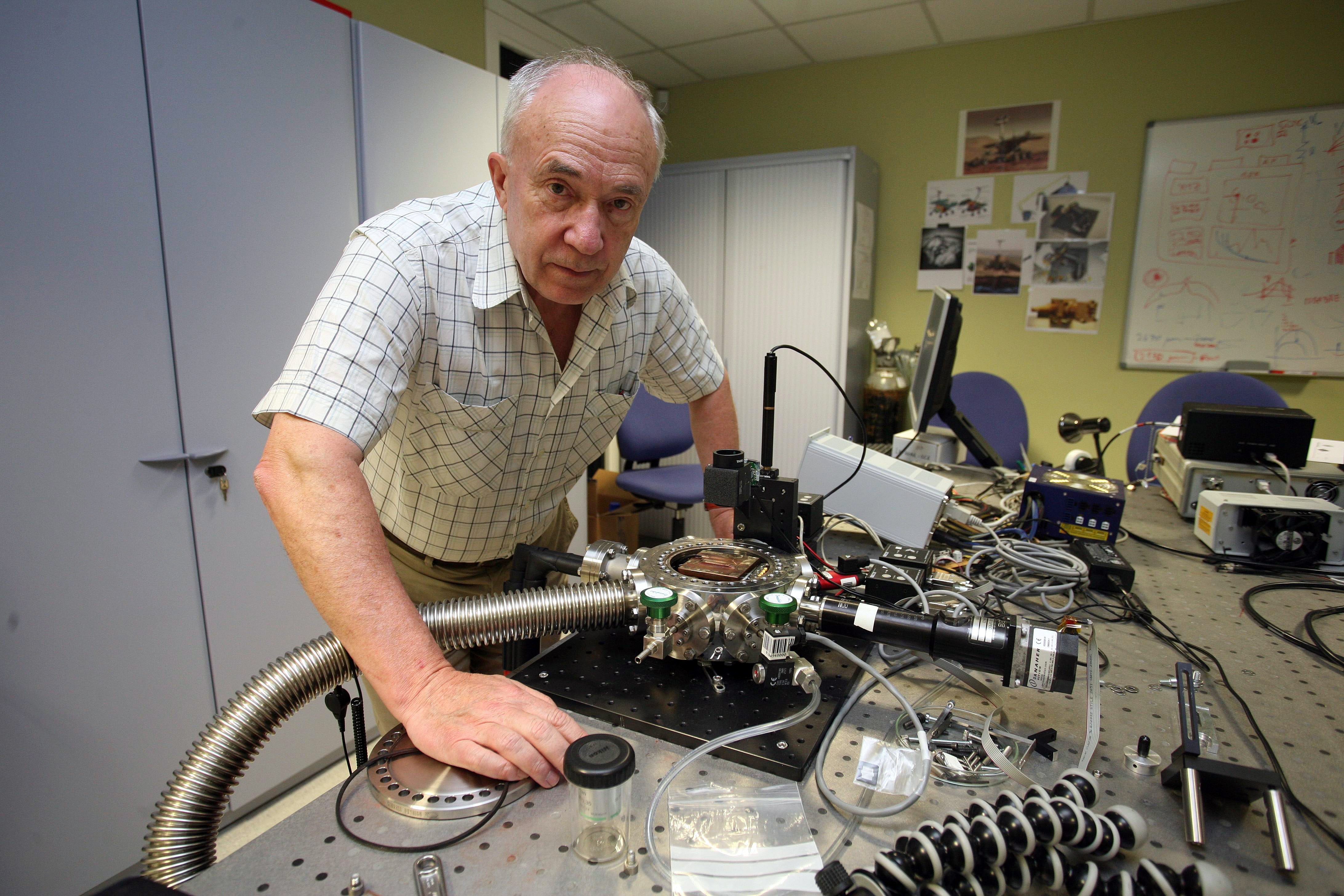 El catedrático de Mineralogía de la UVA, Fernando Román, en la sala de instrumentos de la sala micro-Raman de la UVa-CSIC. 