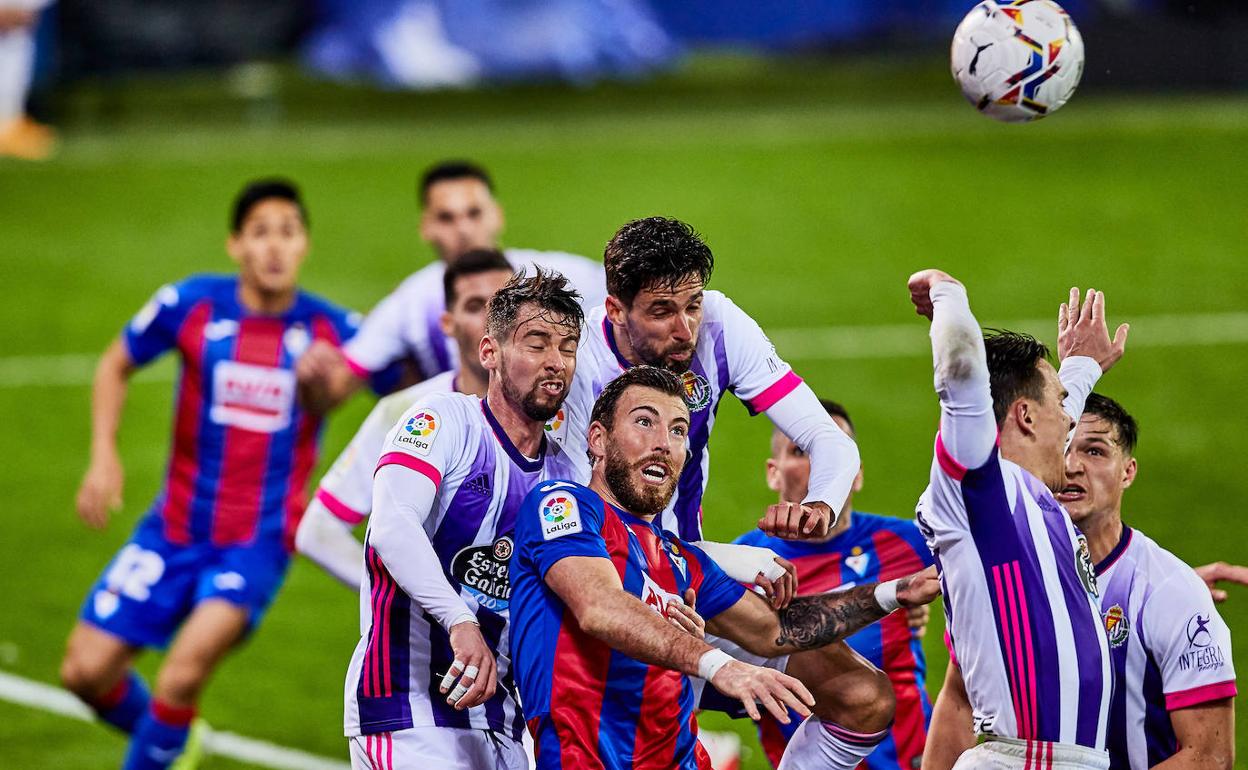 Jugadores del Real Valladolid y Eibar, en plena lucha por el balón.