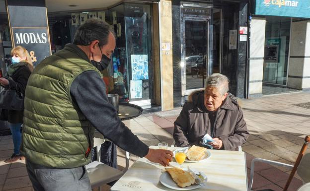 Los desayunos se convierten en el salvavidas de la hostelería de Valladolid y los bares ya fijan turnos por reserva