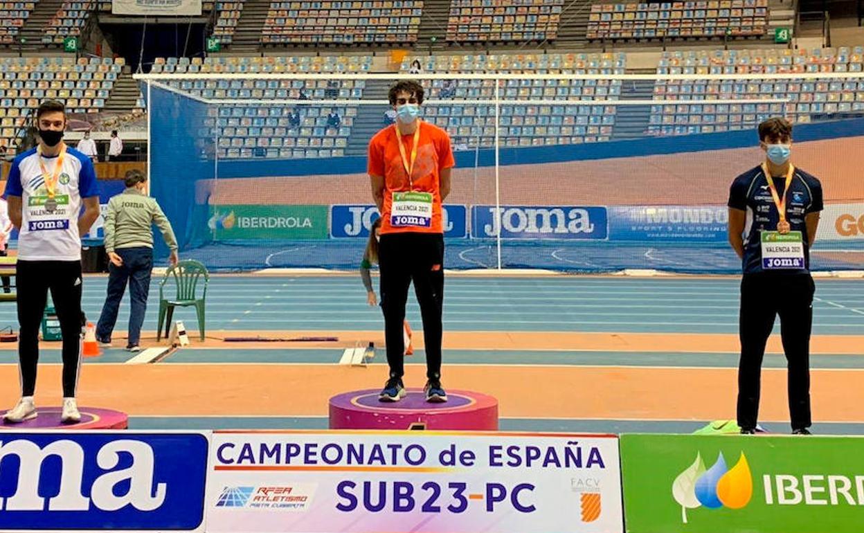 Rengel, primero por la izquierda. 