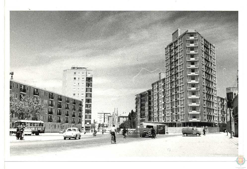 Imagen del Paseo de Zorrilla, a la altura del matadero, con tráfico de coches y bicicletas.