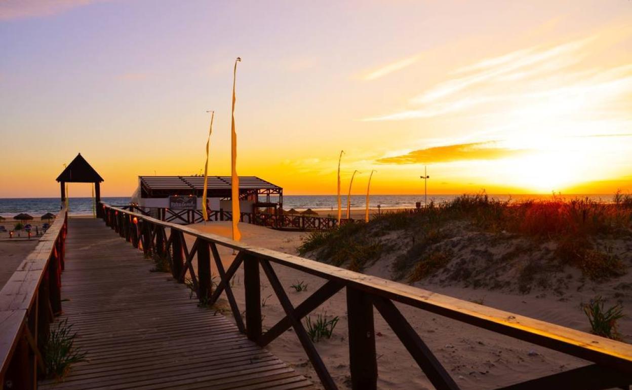 Pasarela instalada en una playa de Cádiz.
