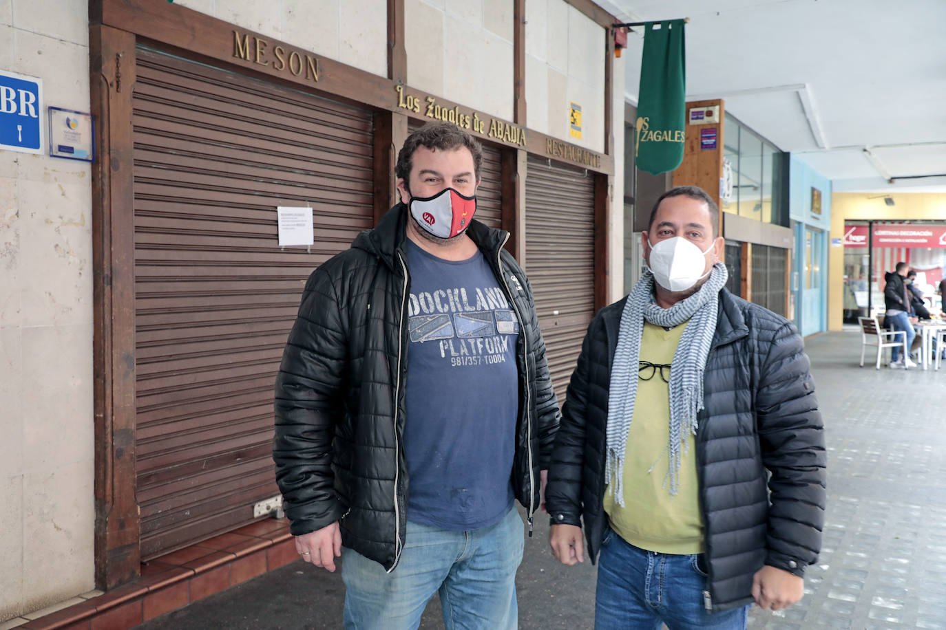 Patxi Irisarri y Antonio González, de 'La Viña de Patxi' y 'Los Zagales', hosteleros afectados por el cierre. 