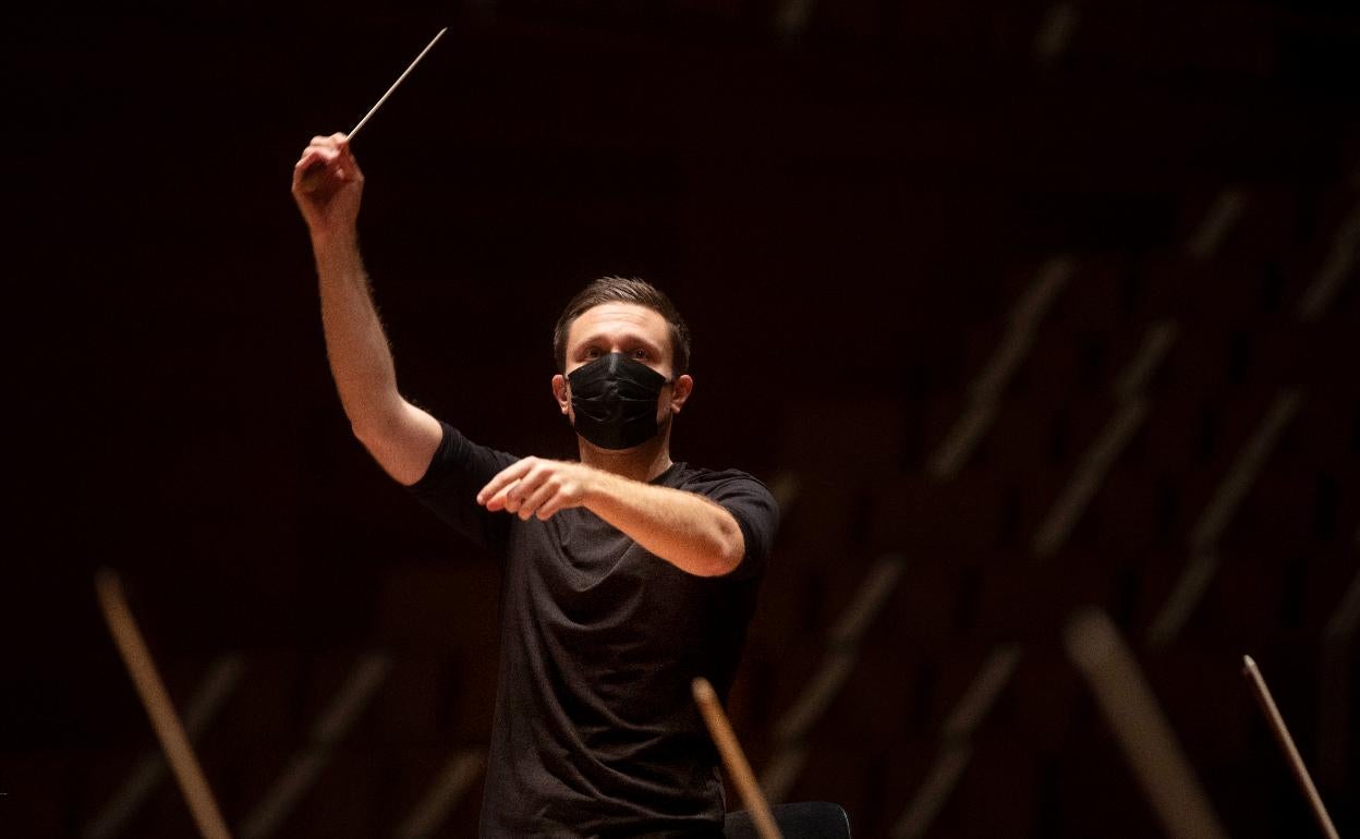 Roberto González-Monjas, durante el ensayo con la OSCyL, en el auditorio Miguel Delibes. 