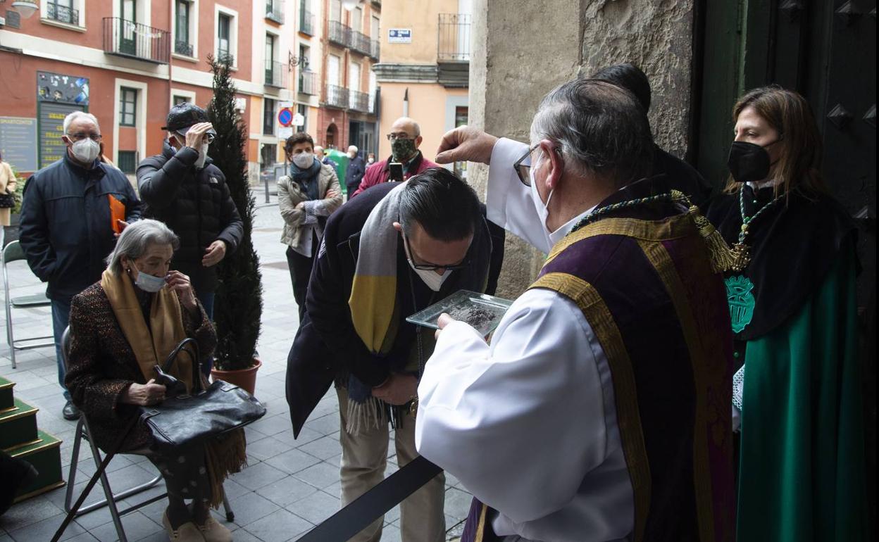 Miércoles de Ceniza en la iglesia de la Vera Cruz de Valladolid.