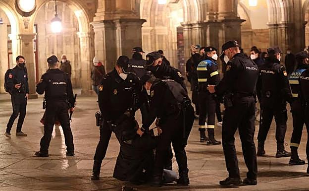 La Policía reduce a uno de los participantes en la protesta.