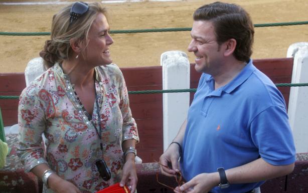 González Gago con Georgina de la Lastra, exsecretaria general de la Consejería de Hacienda y exdelegada de la Agencia Tributaria en Castilla y León, en la plaza de toros de Valladolid