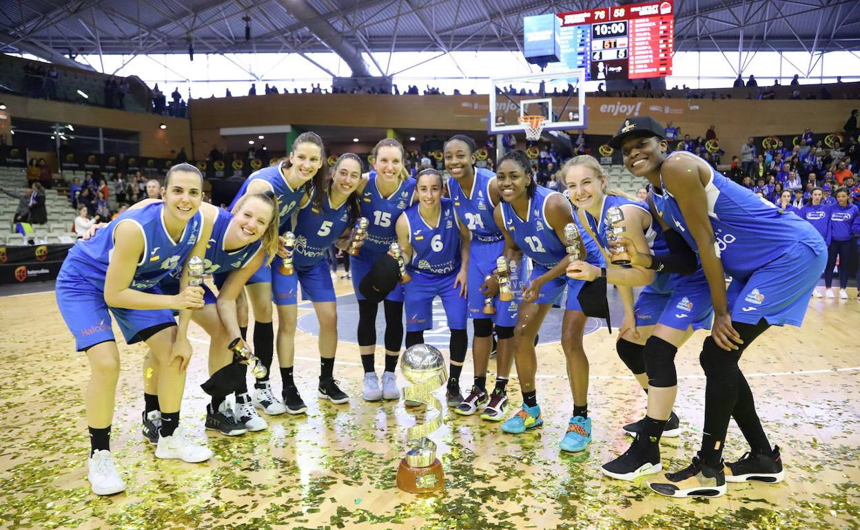Las jugadoras de Avenida tras ganar la Copa de la Reina del año pasado en Salamanca.