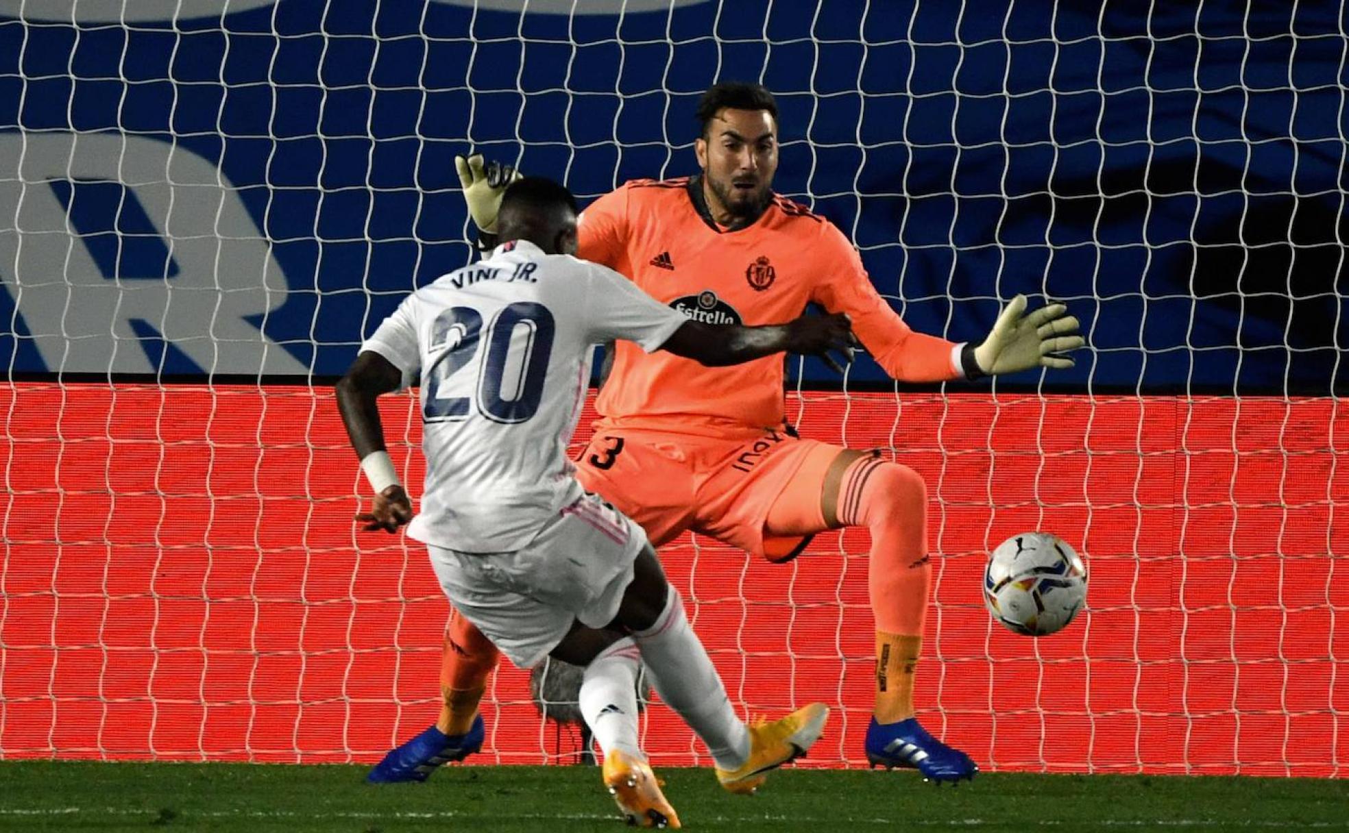 Vinicius Júnior cruza el balón ante Roberto en el gol que valió el triunfo del Real Madrid en la primera vuelta esta temporada. 