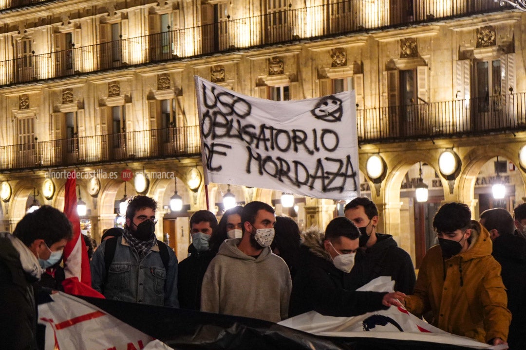 Fotos: 200 manifestantes reclaman libertad para el rapero Pablo Hasél en la Plaza Mayor