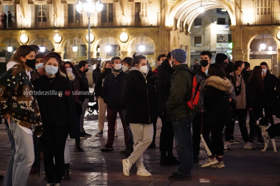 Fotos: 200 manifestantes reclaman libertad para el rapero Pablo Hasél en la Plaza Mayor