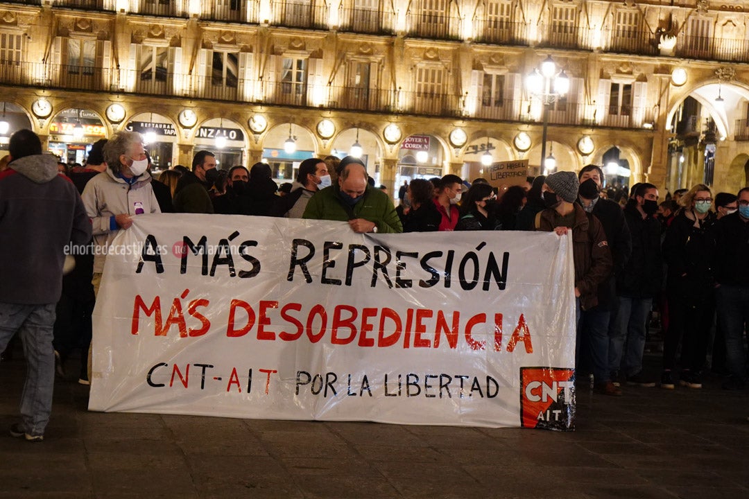Fotos: 200 manifestantes reclaman libertad para el rapero Pablo Hasél en la Plaza Mayor