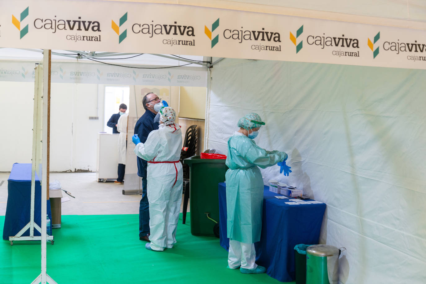 Pruebas de detección de la covid, esta mañana en el polígono de Venta de Baños. 