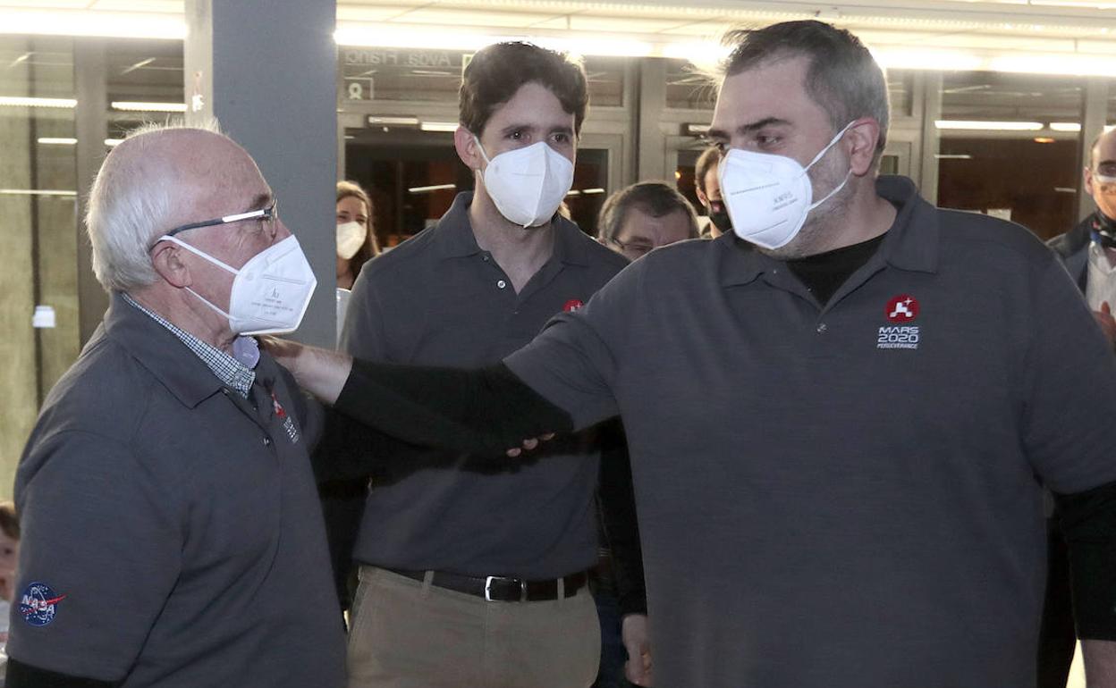 Fernando Rull, Guillermo López y José Antonio Manrique tras el amartizaje de 'Perseverance'.