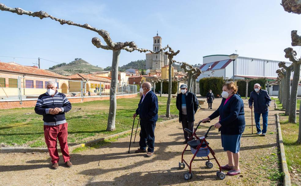 Usuarios de la residencia de Cevico de la Torre, en su primer paseo después de casi un año.